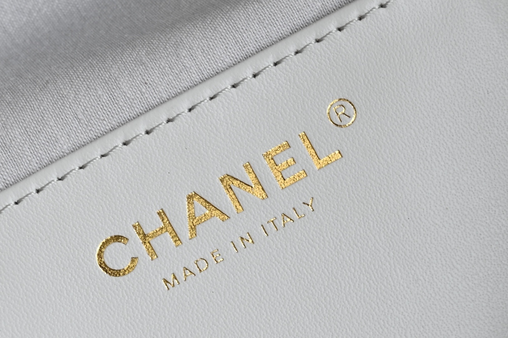 白金版▪️正品级 包装如图全新到货🆕𝗖𝗵𝗮𝗻𝗲𝟭 𝟮𝟓𝐀𝟐𝟓𝐁𝐚𝐠嬉皮购物包小号 浅灰专柜售价𝟦𝟩𝟪𝟢𝟢