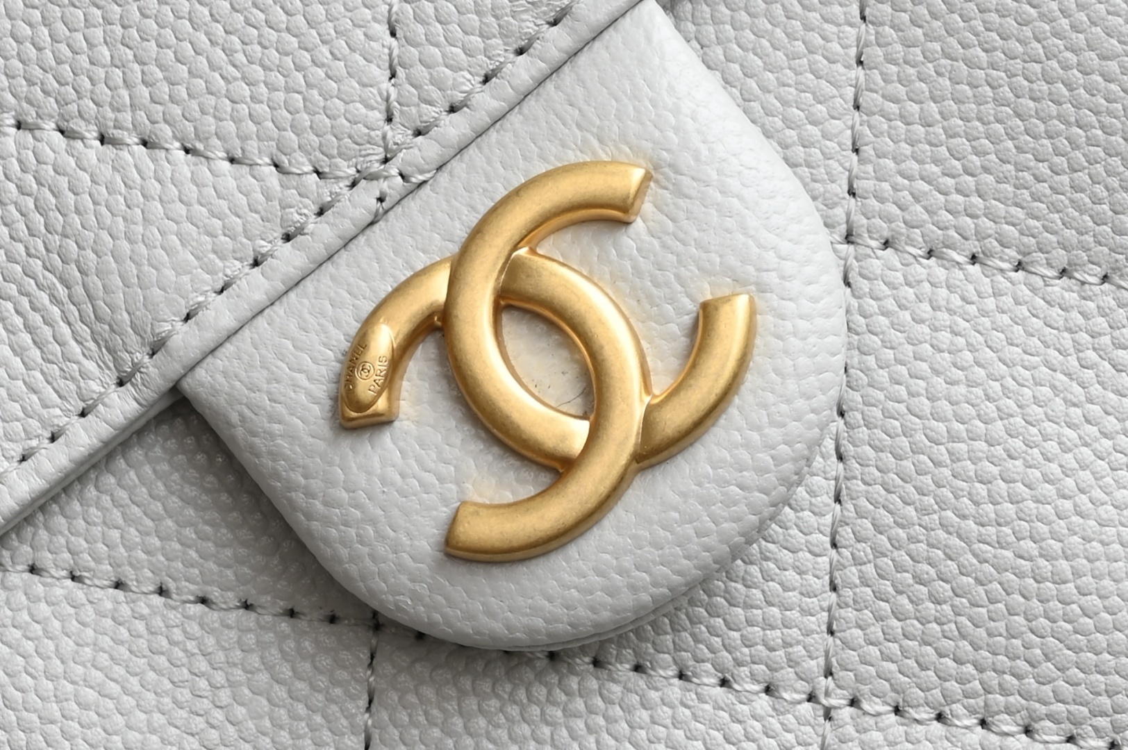 白金版▪️正品级 包装如图全新到货🆕𝗖𝗵𝗮𝗻𝗲𝟭 𝟮𝟓𝐀𝟐𝟓𝐁𝐚𝐠嬉皮购物包小号 浅灰专柜售价𝟦𝟩𝟪𝟢𝟢