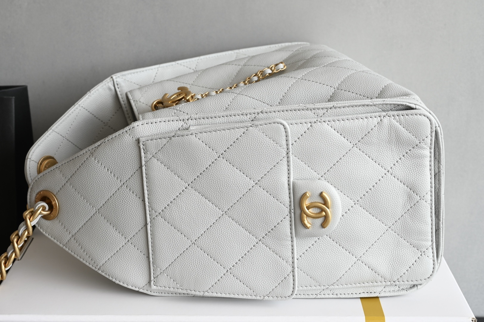 白金版▪️正品级 包装如图全新到货🆕𝗖𝗵𝗮𝗻𝗲𝟭 𝟮𝟓𝐀𝟐𝟓𝐁𝐚𝐠嬉皮购物包小号 浅灰专柜售价𝟦𝟩𝟪𝟢𝟢