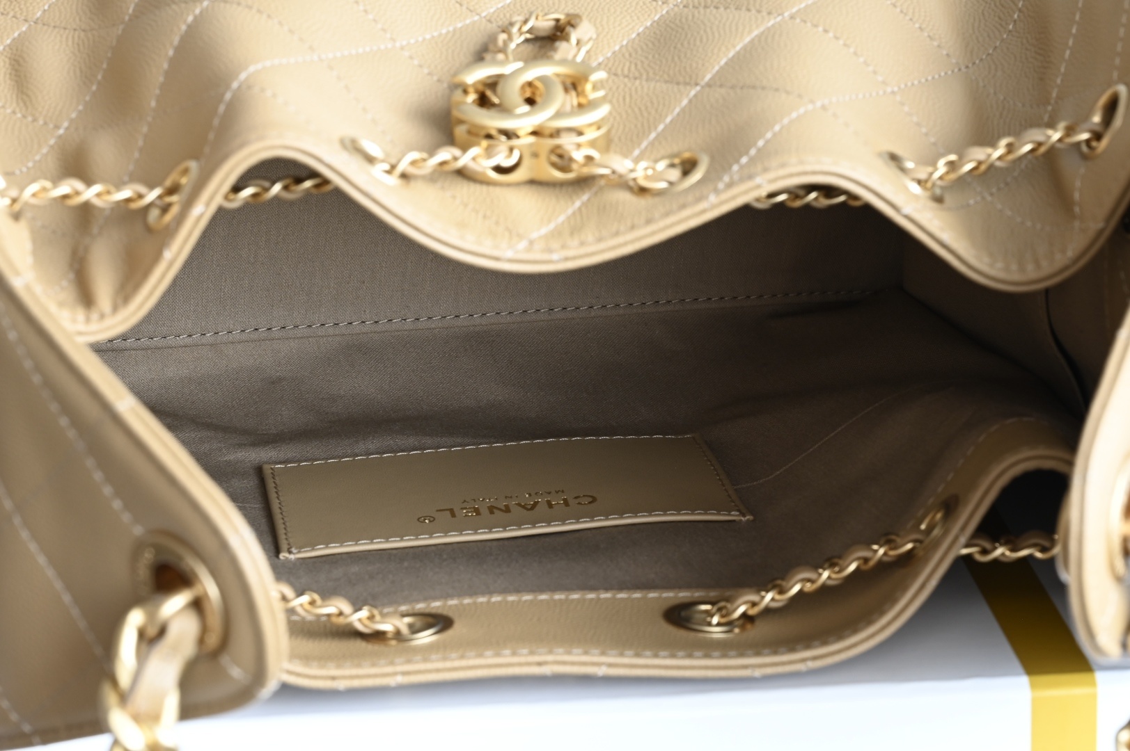 白金版▪️正品级 包装如图全新到货🆕𝗖𝗵𝗮𝗻𝗲𝟭 𝟮𝟓𝐀𝟐𝟓𝐁𝐚𝐠嬉皮购物包小号 土黄专柜售价𝟦𝟩𝟪𝟢𝟢