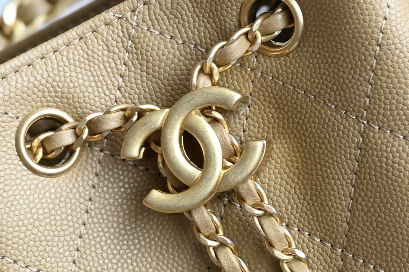 白金版▪️正品级 包装如图全新到货🆕𝗖𝗵𝗮𝗻𝗲𝟭 𝟮𝟓𝐀𝟐𝟓𝐁𝐚𝐠嬉皮购物包小号 土黄专柜售价𝟦𝟩𝟪𝟢𝟢