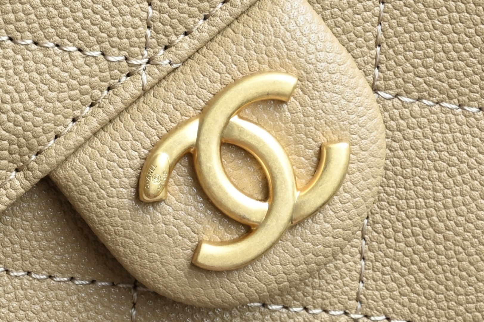 白金版▪️正品级 包装如图全新到货🆕𝗖𝗵𝗮𝗻𝗲𝟭 𝟮𝟓𝐀𝟐𝟓𝐁𝐚𝐠嬉皮购物包小号 土黄专柜售价𝟦𝟩𝟪𝟢𝟢