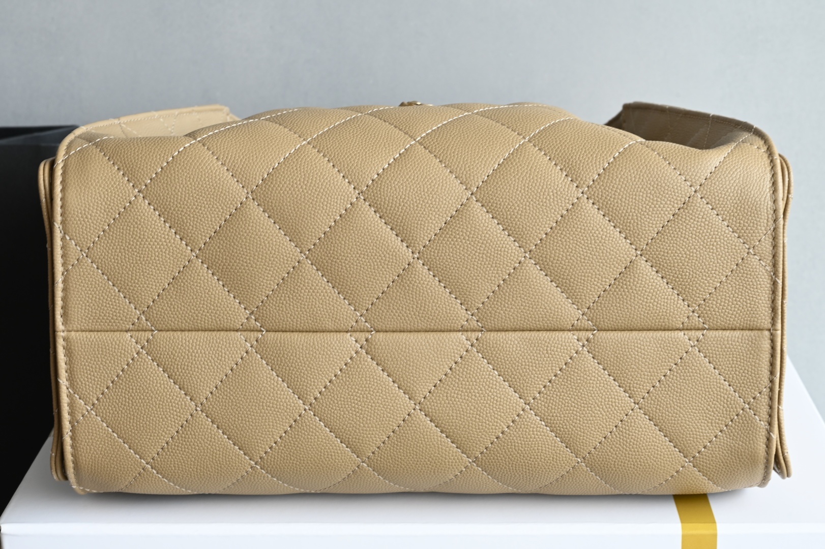 白金版▪️正品级 包装如图全新到货🆕𝗖𝗵𝗮𝗻𝗲𝟭 𝟮𝟓𝐀𝟐𝟓𝐁𝐚𝐠嬉皮购物包小号 土黄专柜售价𝟦𝟩𝟪𝟢𝟢