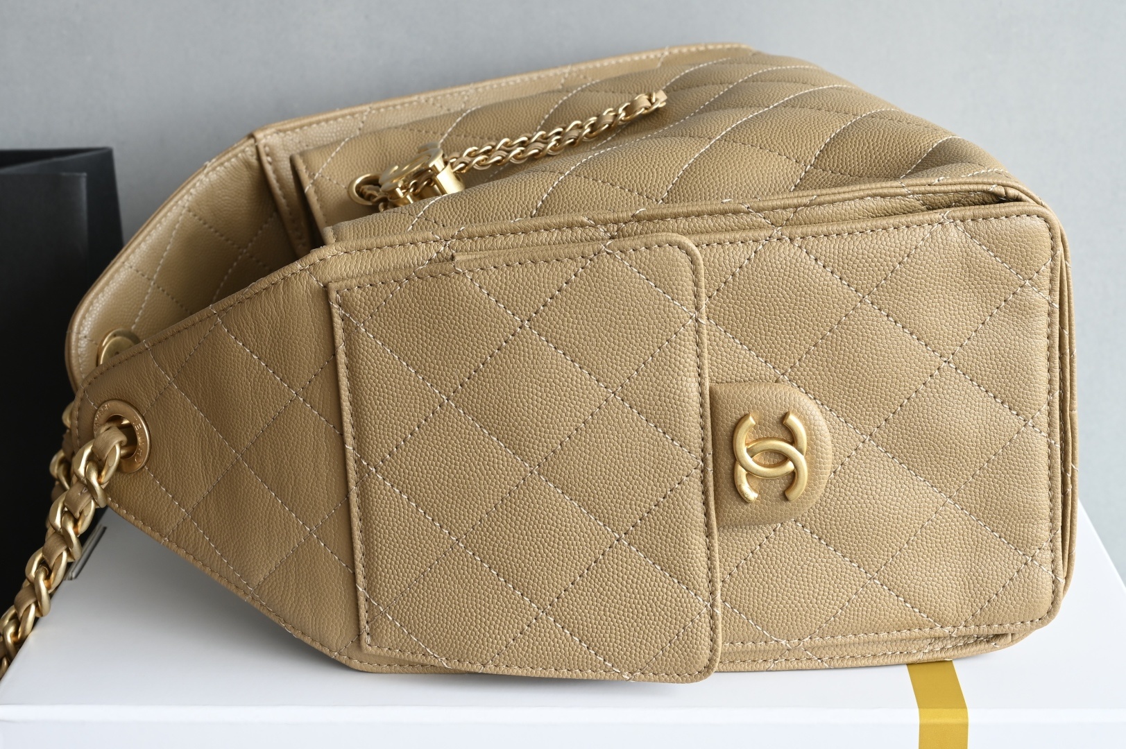 白金版▪️正品级 包装如图全新到货🆕𝗖𝗵𝗮𝗻𝗲𝟭 𝟮𝟓𝐀𝟐𝟓𝐁𝐚𝐠嬉皮购物包小号 土黄专柜售价𝟦𝟩𝟪𝟢𝟢