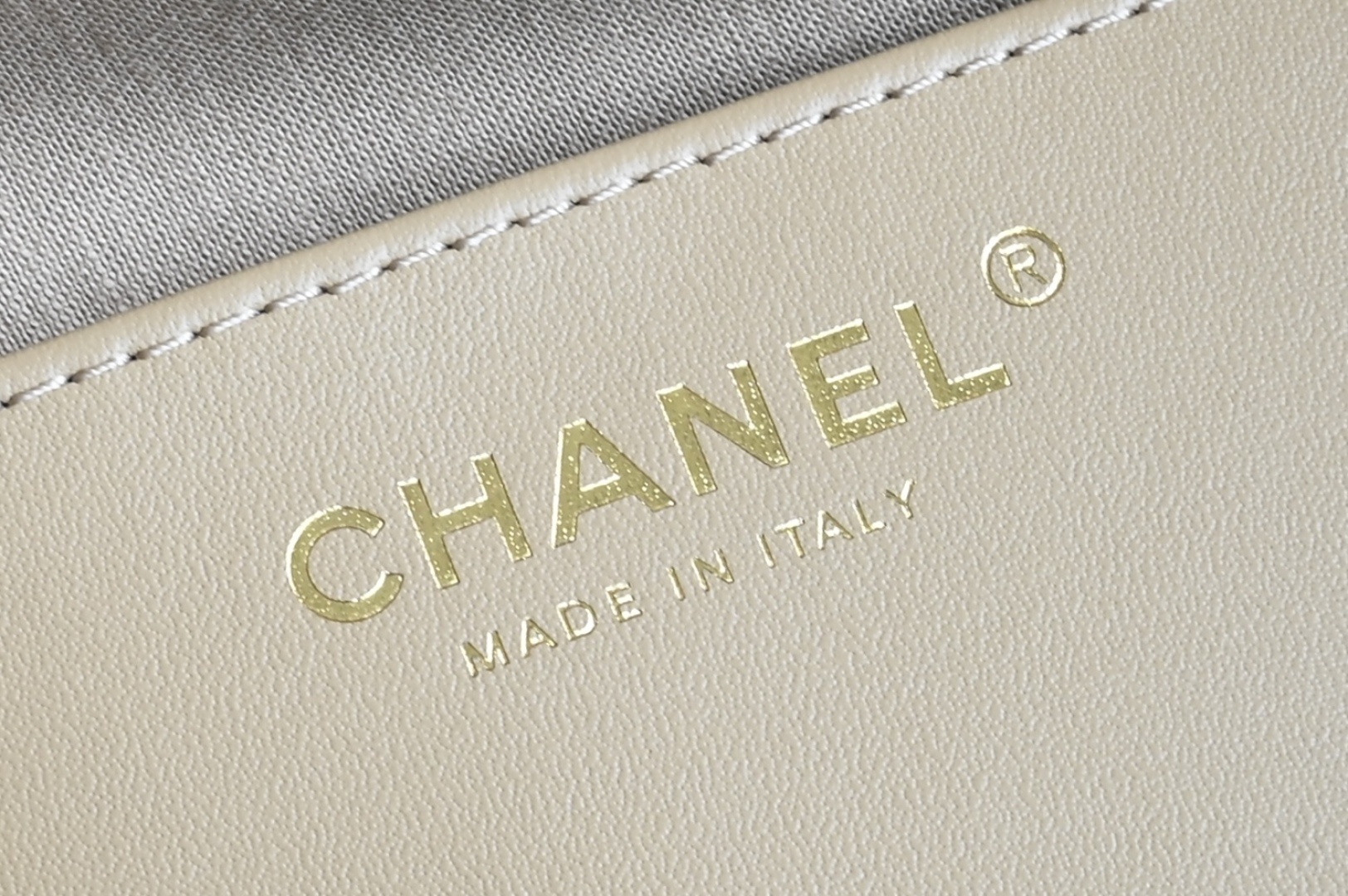 白金版▪️正品级 包装如图全新到货🆕𝗖𝗵𝗮𝗻𝗲𝟭 𝟮𝟓𝐀𝟐𝟓𝐁𝐚𝐠嬉皮购物包小号 土黄专柜售价𝟦𝟩𝟪𝟢𝟢