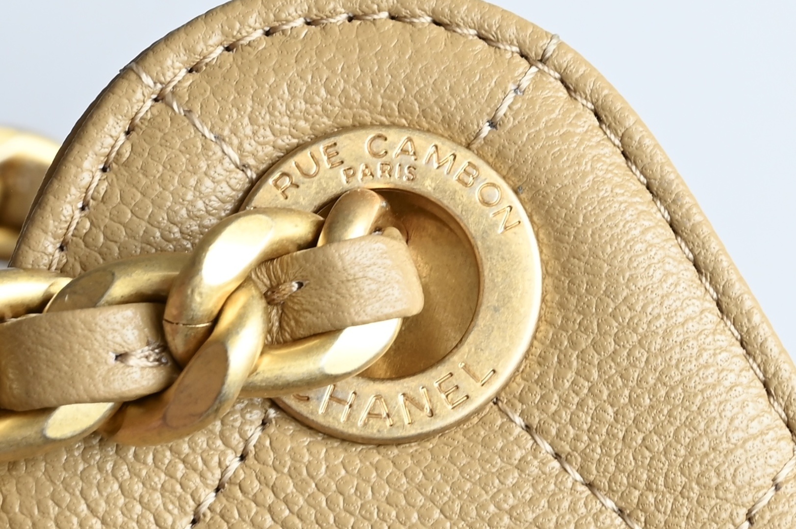 白金版▪️正品级 包装如图全新到货🆕𝗖𝗵𝗮𝗻𝗲𝟭 𝟮𝟓𝐀𝟐𝟓𝐁𝐚𝐠嬉皮购物包小号 土黄专柜售价𝟦𝟩𝟪𝟢𝟢