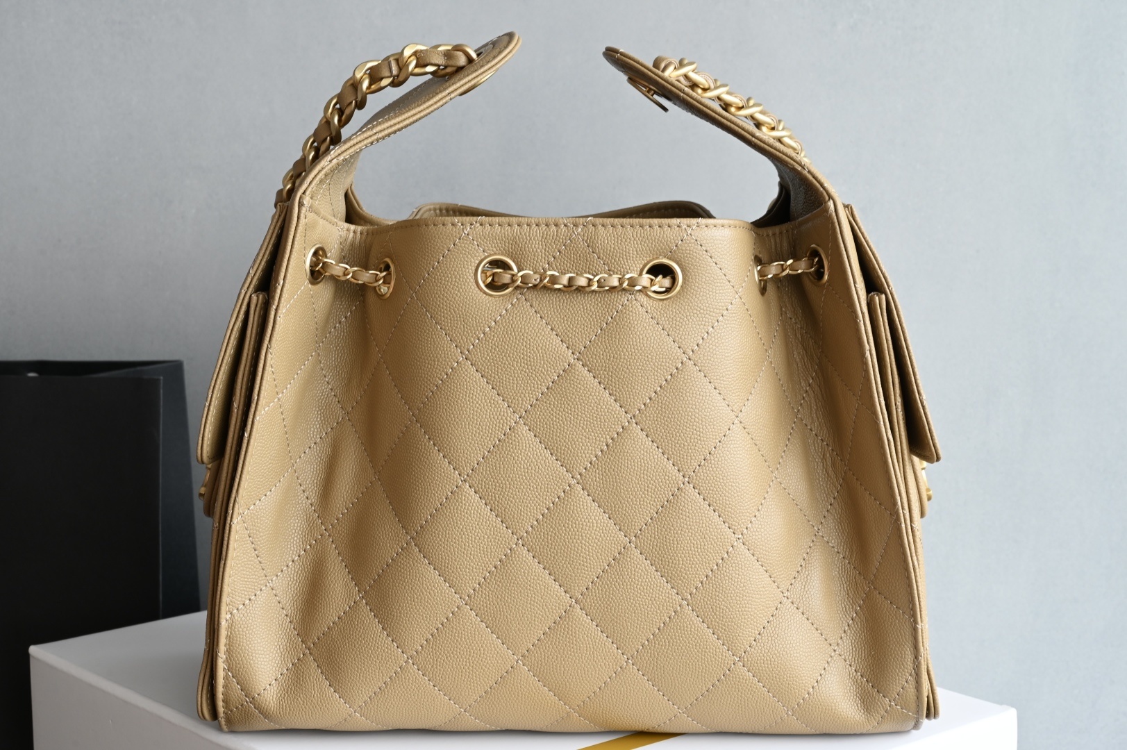 白金版▪️正品级 包装如图全新到货🆕𝗖𝗵𝗮𝗻𝗲𝟭 𝟮𝟓𝐀𝟐𝟓𝐁𝐚𝐠嬉皮购物包小号 土黄专柜售价𝟦𝟩𝟪𝟢𝟢