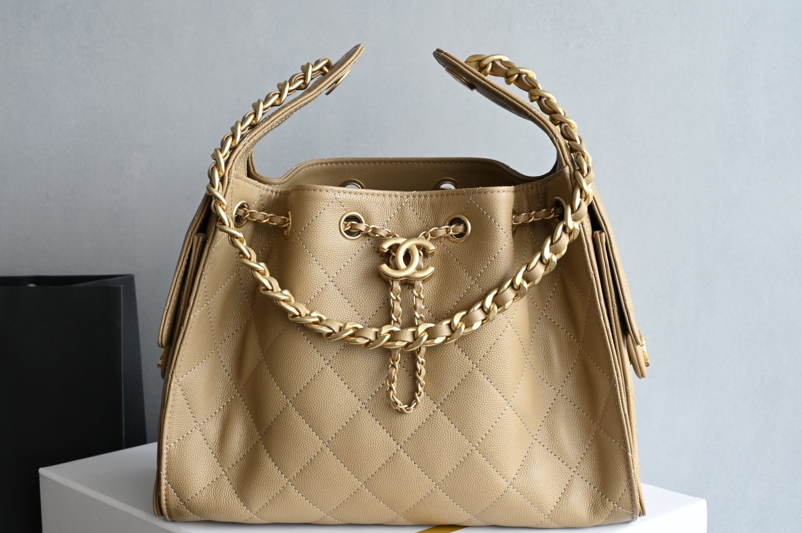 白金版▪️正品级 包装如图全新到货🆕𝗖𝗵𝗮𝗻𝗲𝟭 𝟮𝟓𝐀𝟐𝟓𝐁𝐚𝐠嬉皮购物包小号 土黄专柜售价𝟦𝟩𝟪𝟢𝟢