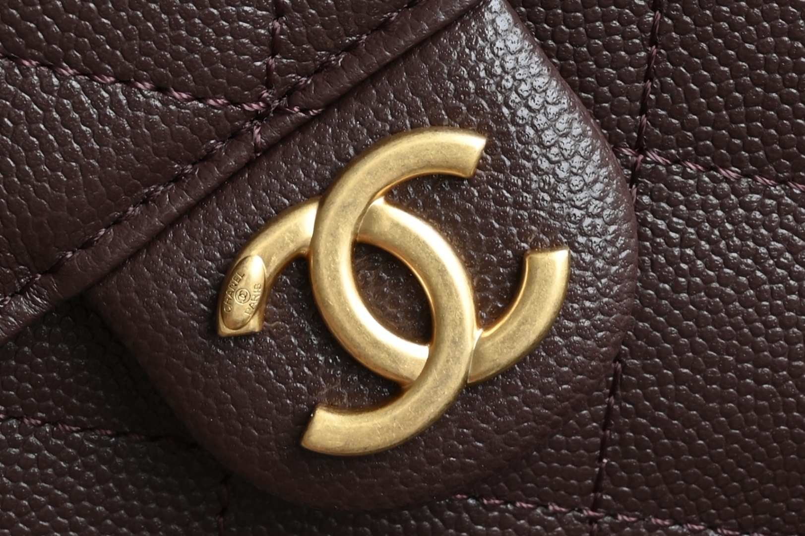 白金版▪️正品级 包装如图全新到货🆕𝗖𝗵𝗮𝗻𝗲𝟭 𝟮𝟓𝐀𝟐𝟓𝐁𝐚𝐠嬉皮购物包小号 巧克力色专柜售价𝟦𝟩𝟪