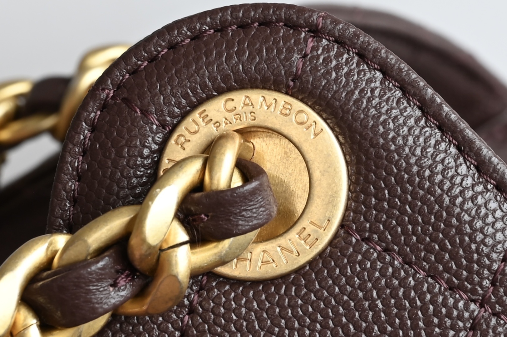 白金版▪️正品级 包装如图全新到货🆕𝗖𝗵𝗮𝗻𝗲𝟭 𝟮𝟓𝐀𝟐𝟓𝐁𝐚𝐠嬉皮购物包小号 巧克力色专柜售价𝟦𝟩𝟪