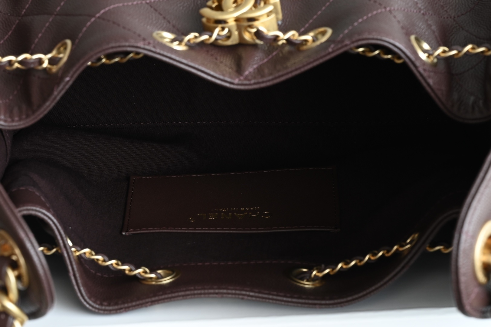 白金版▪️正品级 包装如图全新到货🆕𝗖𝗵𝗮𝗻𝗲𝟭 𝟮𝟓𝐀𝟐𝟓𝐁𝐚𝐠嬉皮购物包小号 巧克力色专柜售价𝟦𝟩𝟪