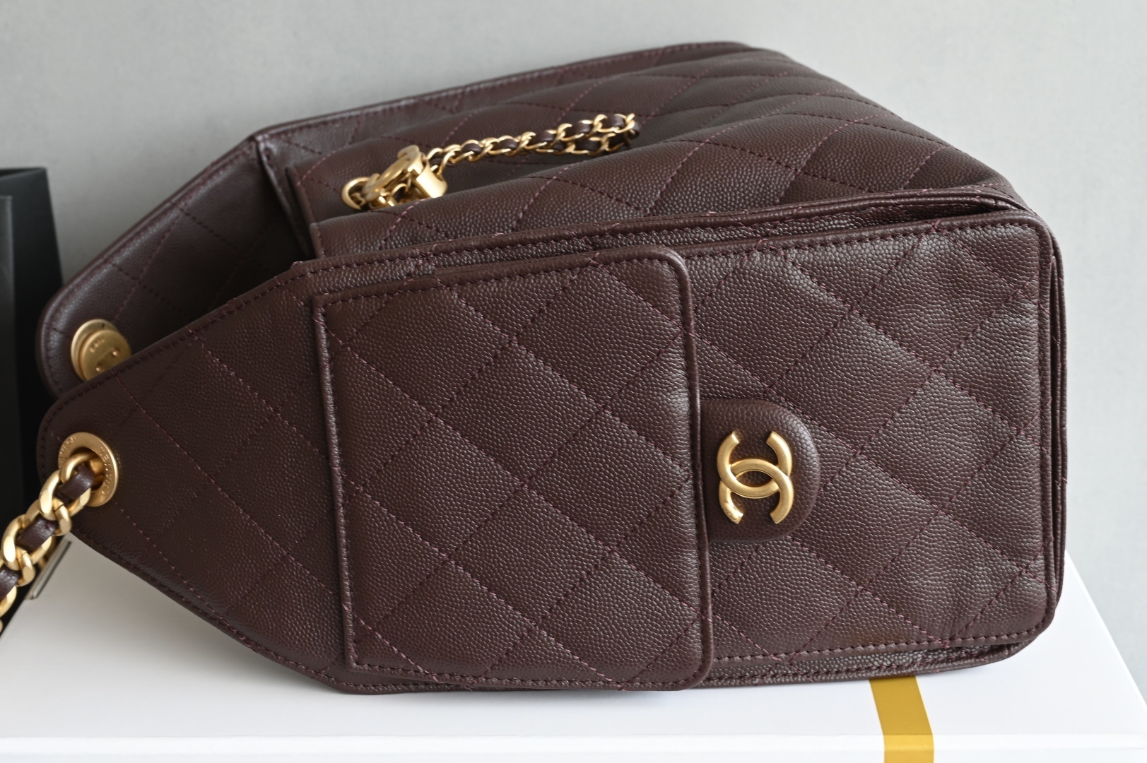 白金版▪️正品级 包装如图全新到货🆕𝗖𝗵𝗮𝗻𝗲𝟭 𝟮𝟓𝐀𝟐𝟓𝐁𝐚𝐠嬉皮购物包小号 巧克力色专柜售价𝟦𝟩𝟪