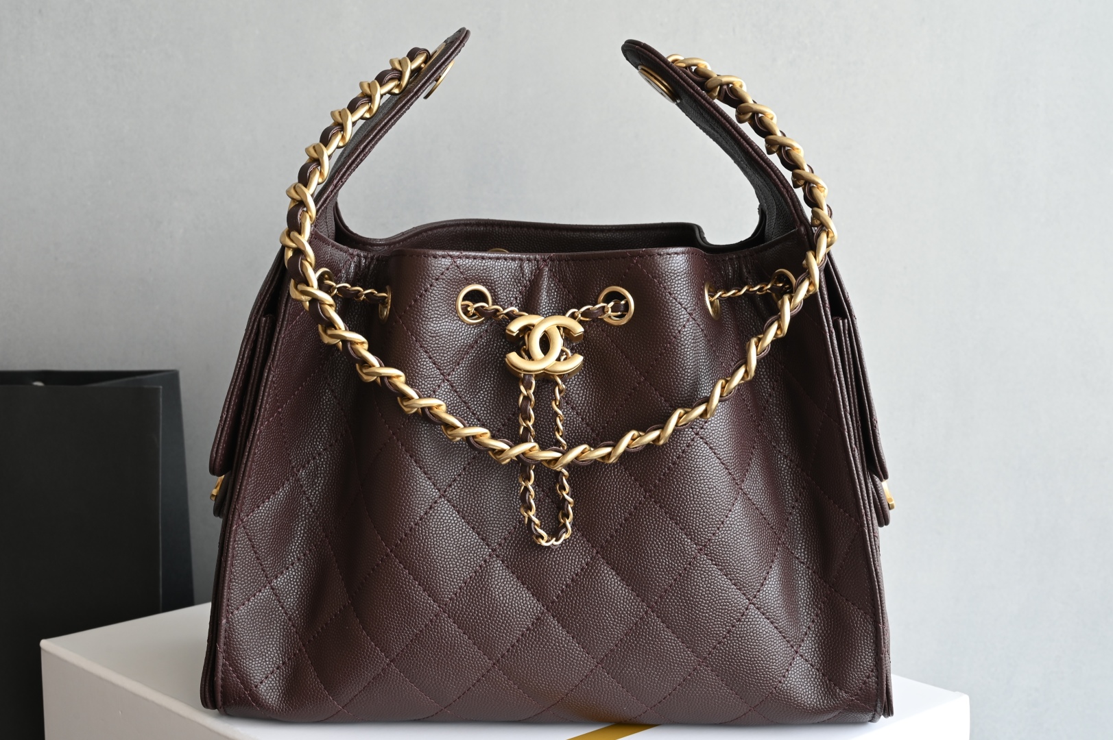 白金版▪️正品级 包装如图全新到货🆕𝗖𝗵𝗮𝗻𝗲𝟭 𝟮𝟓𝐀𝟐𝟓𝐁𝐚𝐠嬉皮购物包小号 巧克力色专柜售价𝟦𝟩𝟪