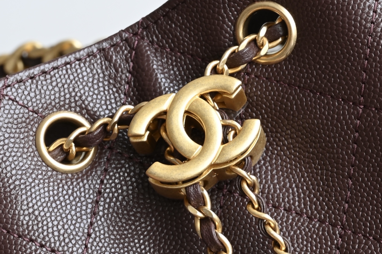 白金版▪️正品级 包装如图全新到货🆕𝗖𝗵𝗮𝗻𝗲𝟭 𝟮𝟓𝐀𝟐𝟓𝐁𝐚𝐠嬉皮购物包小号 巧克力色专柜售价𝟦𝟩𝟪