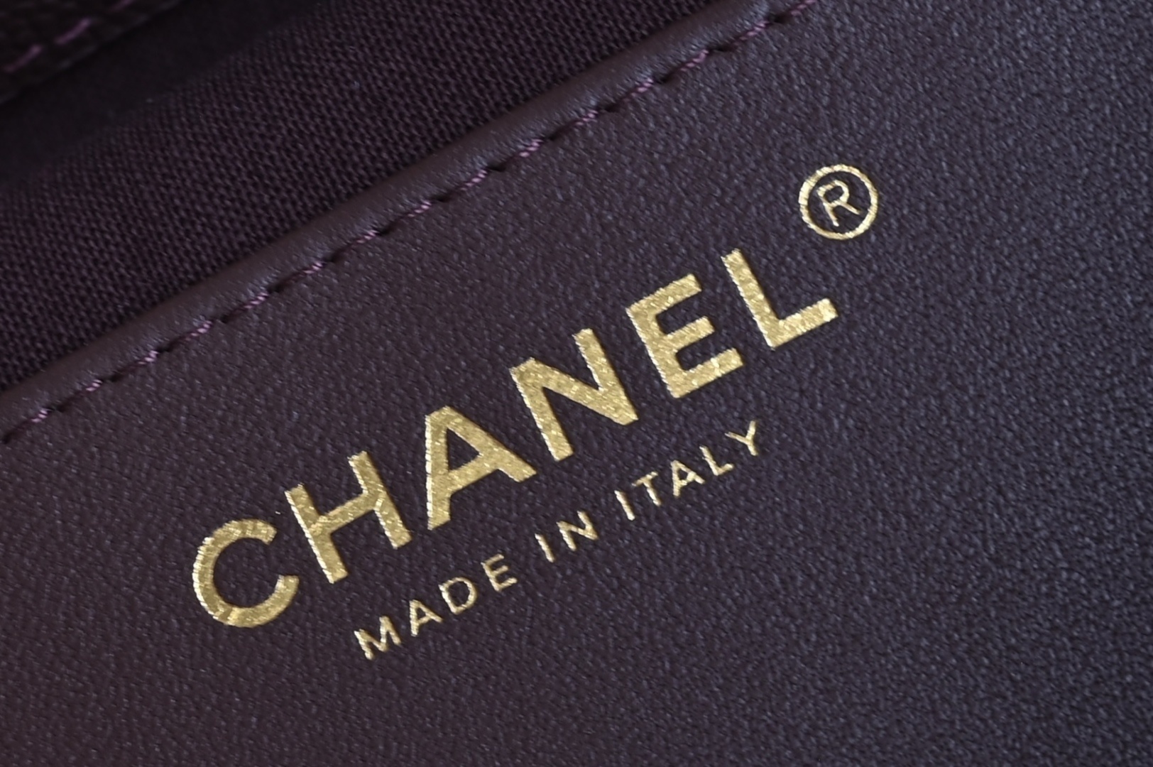 白金版▪️正品级 包装如图全新到货🆕𝗖𝗵𝗮𝗻𝗲𝟭 𝟮𝟓𝐀𝟐𝟓𝐁𝐚𝐠嬉皮购物包小号 巧克力色专柜售价𝟦𝟩𝟪