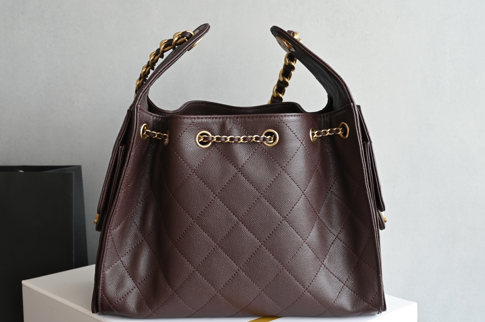 白金版▪️正品级 包装如图全新到货🆕𝗖𝗵𝗮𝗻𝗲𝟭 𝟮𝟓𝐀𝟐𝟓𝐁𝐚𝐠嬉皮购物包小号 巧克力色专柜售价𝟦𝟩𝟪