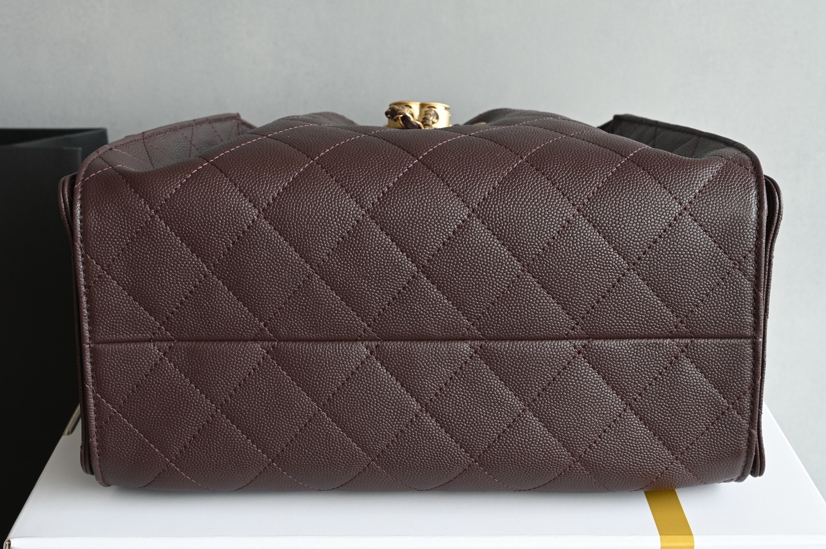 白金版▪️正品级 包装如图全新到货🆕𝗖𝗵𝗮𝗻𝗲𝟭 𝟮𝟓𝐀𝟐𝟓𝐁𝐚𝐠嬉皮购物包小号 巧克力色专柜售价𝟦𝟩𝟪