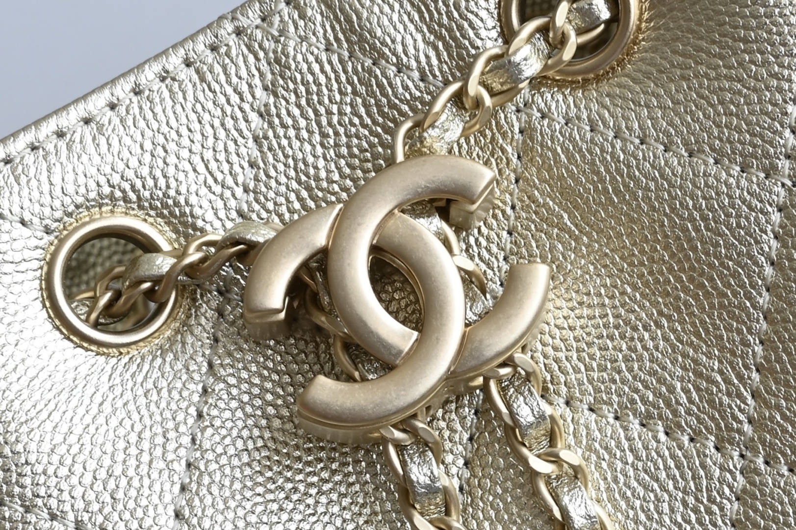 白金版▪️正品级 包装如图全新到货🆕𝗖𝗵𝗮𝗻𝗲𝟭 𝟮𝟓𝐀𝟐𝟓𝐁𝐚𝐠嬉皮购物包小号 香槟金专柜售价𝟦𝟩𝟪𝟢