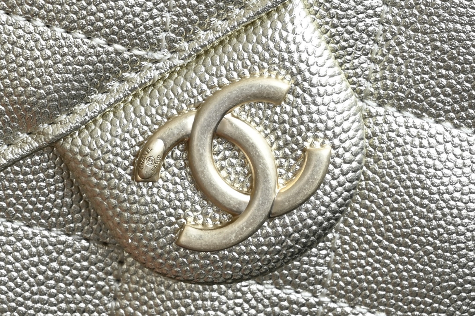 白金版▪️正品级 包装如图全新到货🆕𝗖𝗵𝗮𝗻𝗲𝟭 𝟮𝟓𝐀𝟐𝟓𝐁𝐚𝐠嬉皮购物包小号 香槟金专柜售价𝟦𝟩𝟪𝟢