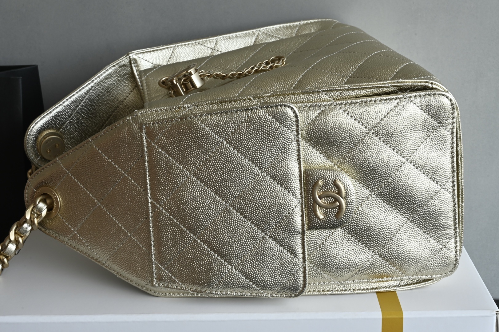 白金版▪️正品级 包装如图全新到货🆕𝗖𝗵𝗮𝗻𝗲𝟭 𝟮𝟓𝐀𝟐𝟓𝐁𝐚𝐠嬉皮购物包小号 香槟金专柜售价𝟦𝟩𝟪𝟢