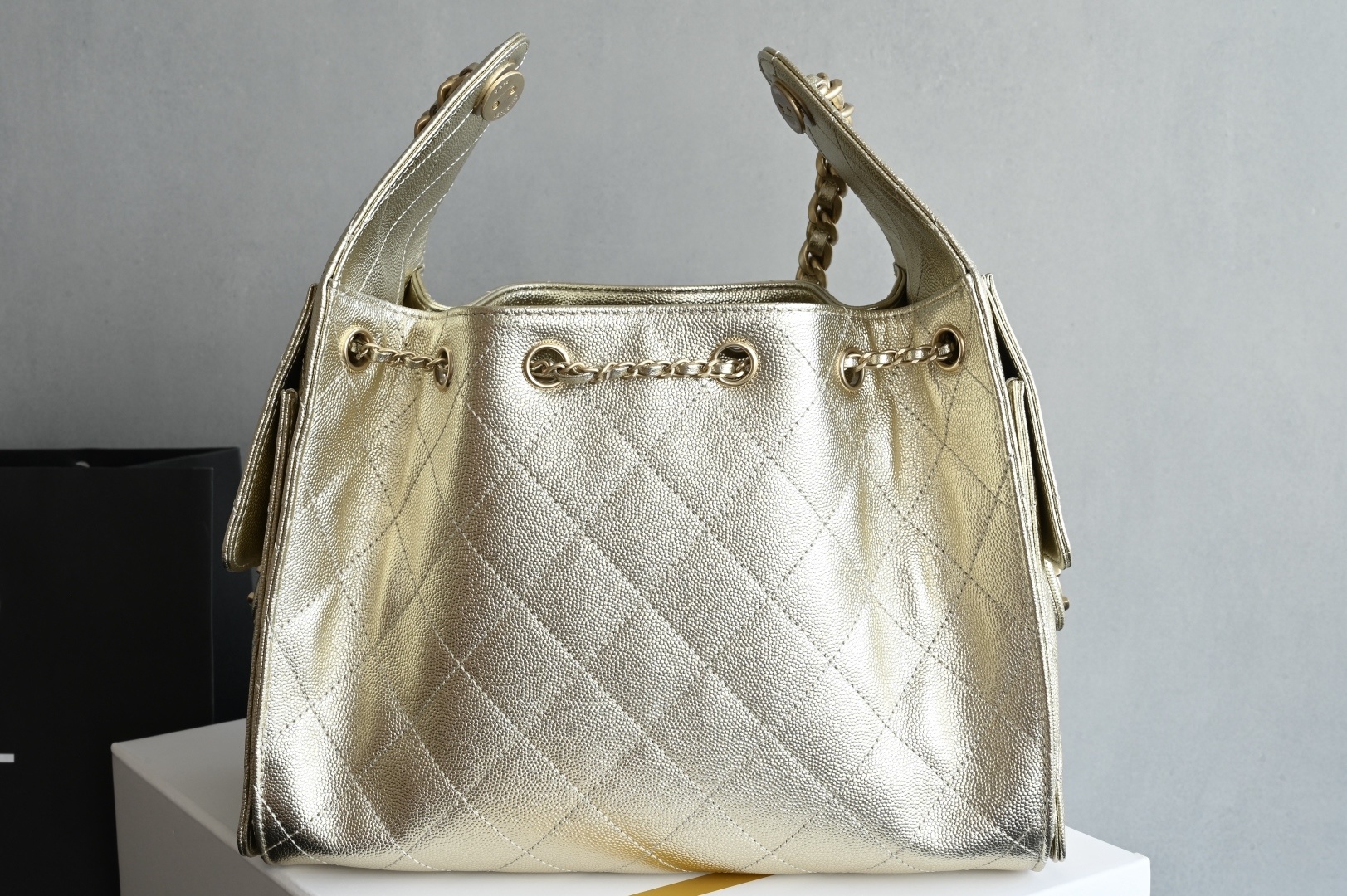白金版▪️正品级 包装如图全新到货🆕𝗖𝗵𝗮𝗻𝗲𝟭 𝟮𝟓𝐀𝟐𝟓𝐁𝐚𝐠嬉皮购物包小号 香槟金专柜售价𝟦𝟩𝟪𝟢