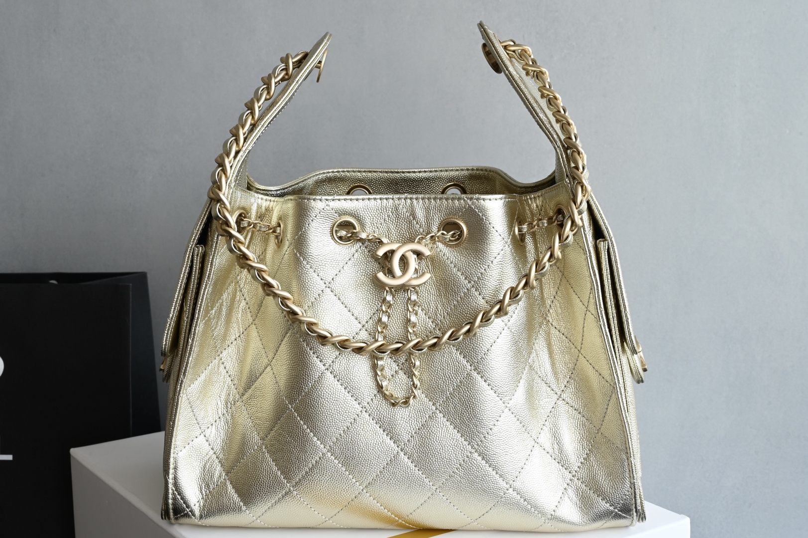 白金版▪️正品级 包装如图全新到货🆕𝗖𝗵𝗮𝗻𝗲𝟭 𝟮𝟓𝐀𝟐𝟓𝐁𝐚𝐠嬉皮购物包小号 香槟金专柜售价𝟦𝟩𝟪𝟢