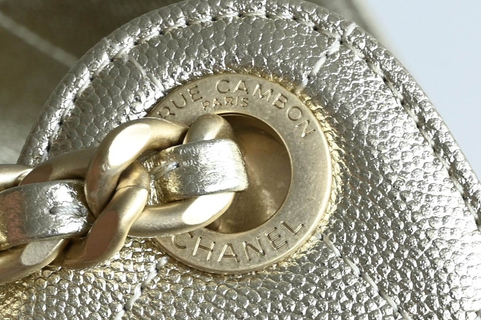 白金版▪️正品级 包装如图全新到货🆕𝗖𝗵𝗮𝗻𝗲𝟭 𝟮𝟓𝐀𝟐𝟓𝐁𝐚𝐠嬉皮购物包小号 香槟金专柜售价𝟦𝟩𝟪𝟢