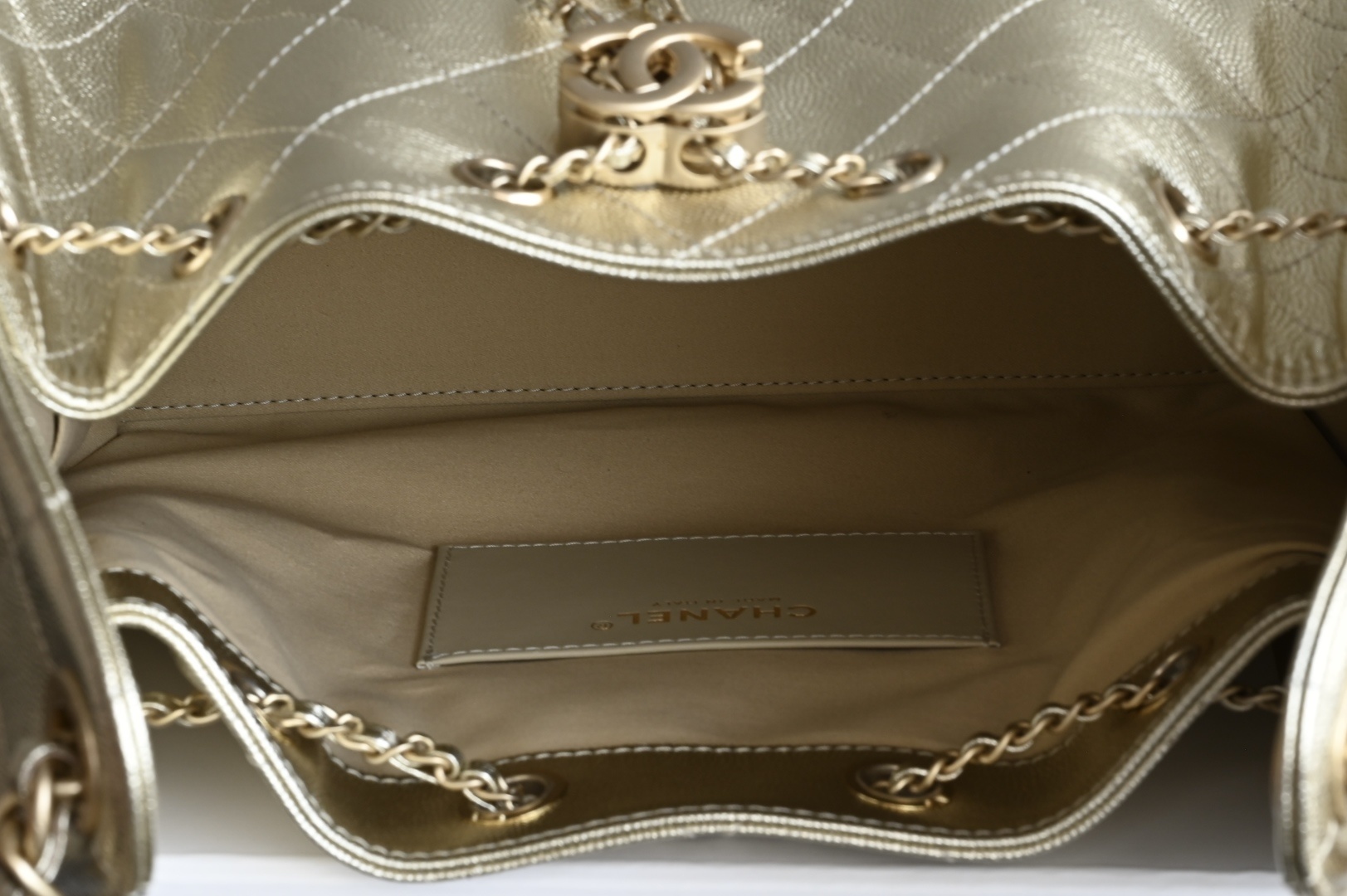 白金版▪️正品级 包装如图全新到货🆕𝗖𝗵𝗮𝗻𝗲𝟭 𝟮𝟓𝐀𝟐𝟓𝐁𝐚𝐠嬉皮购物包小号 香槟金专柜售价𝟦𝟩𝟪𝟢