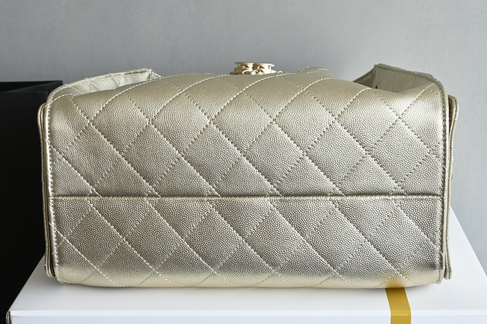 白金版▪️正品级 包装如图全新到货🆕𝗖𝗵𝗮𝗻𝗲𝟭 𝟮𝟓𝐀𝟐𝟓𝐁𝐚𝐠嬉皮购物包小号 香槟金专柜售价𝟦𝟩𝟪𝟢