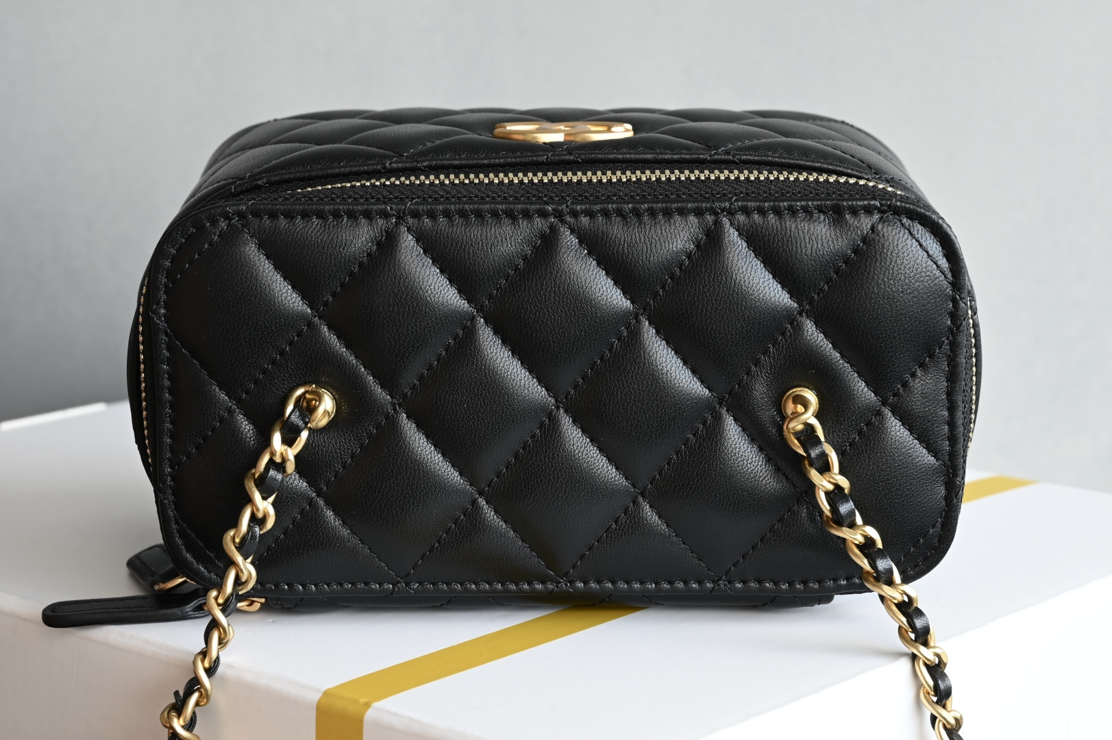 白金版▪️正品级 包装如图𝗖𝗵𝗮𝗻𝗲𝟭 𝟐𝟓𝐁 双𝐂扣长盒子 专柜售价𝟤𝟪𝟫𝟢𝟢𝚛𝚖𝚋购入开发〰️又一个