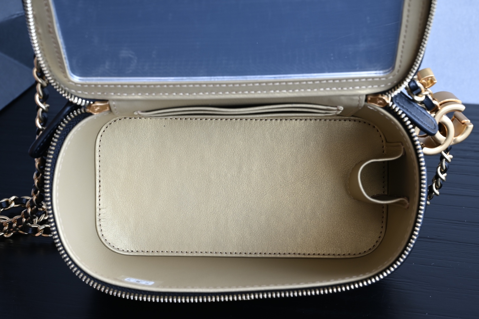 白金版▪️正品级 包装如图𝗖𝗵𝗮𝗻𝗲𝟭 𝟐𝟓𝐁 双𝐂扣长盒子 专柜售价𝟤𝟪𝟫𝟢𝟢𝚛𝚖𝚋购入开发〰️又一个