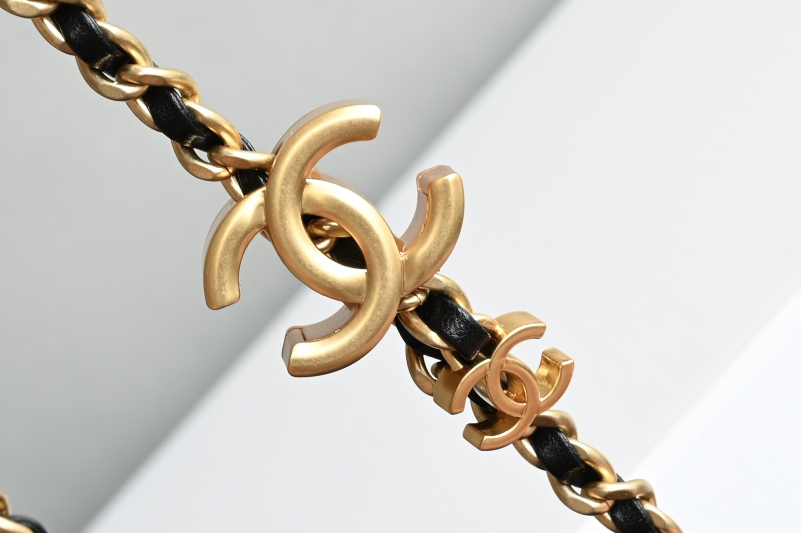 白金版▪️正品级 包装如图𝗖𝗵𝗮𝗻𝗲𝟭 𝟐𝟓𝐁 双𝐂扣长盒子 专柜售价𝟤𝟪𝟫𝟢𝟢𝚛𝚖𝚋购入开发〰️又一个