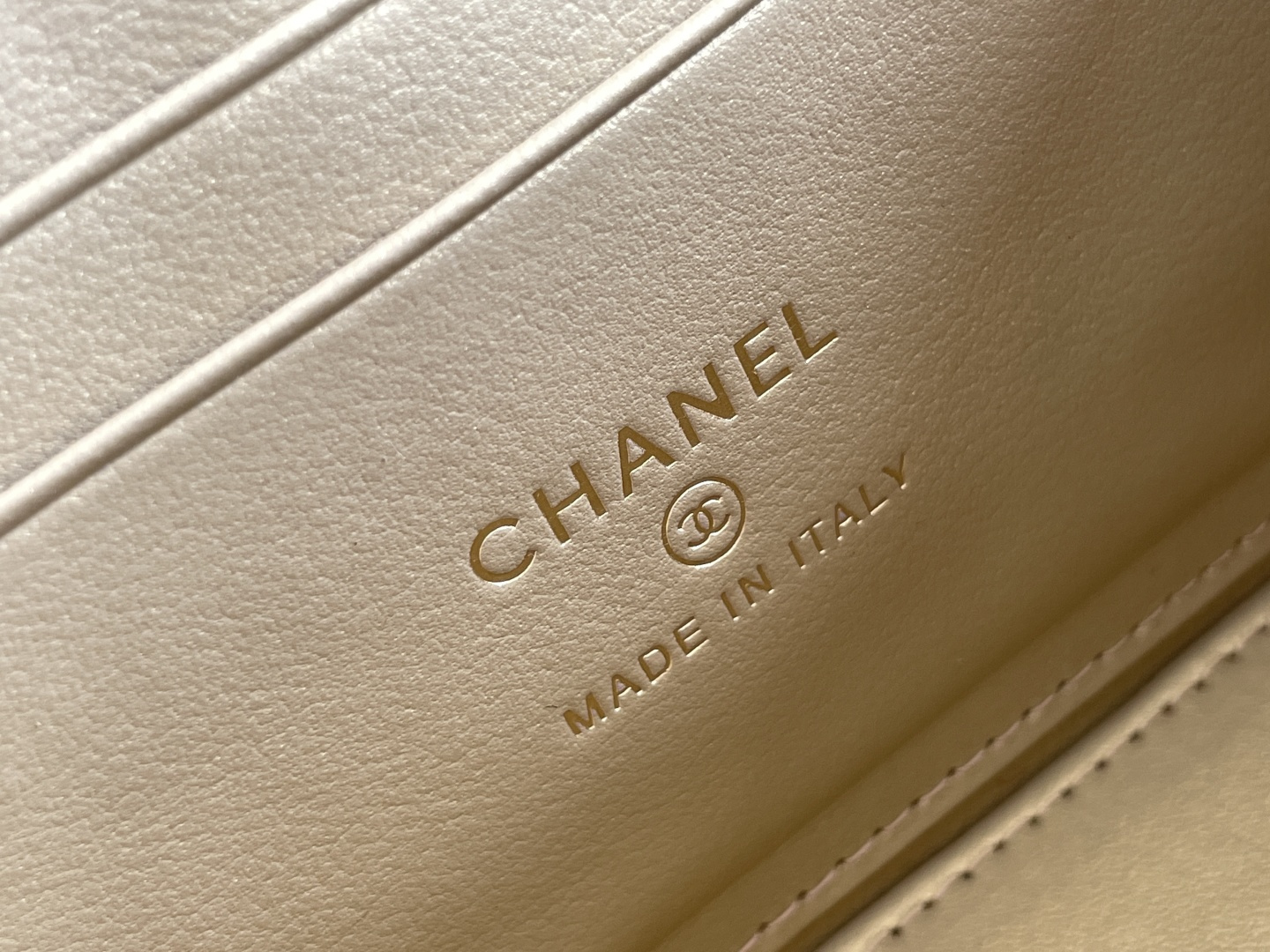 白金版▪️正品级 包装如图𝗖𝗵𝗮𝗻𝗲𝟭 𝟐𝟓𝐁 双𝐂扣长盒子 专柜售价𝟤𝟪𝟫𝟢𝟢𝚛𝚖𝚋购入开发〰️又一个