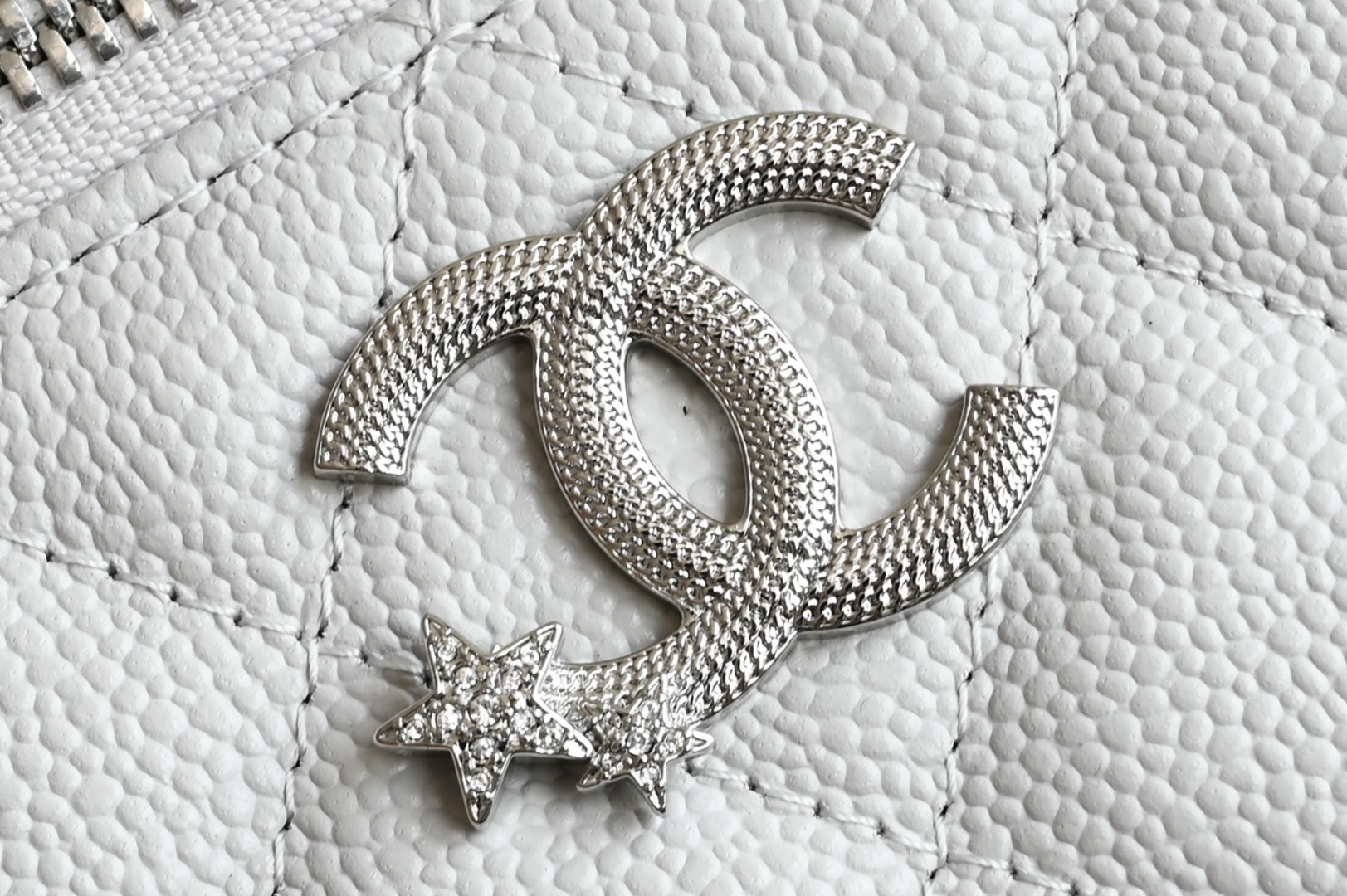 白金版▪️正品级 包装如图全新到货🆕𝗖𝗵𝗮𝗻𝗲𝟭 𝟮𝟱𝗕秋冬星星扣𝖫𝖯盒子包⭐️浅灰色专柜售价𝟤𝟩𝟢𝟢𝟢