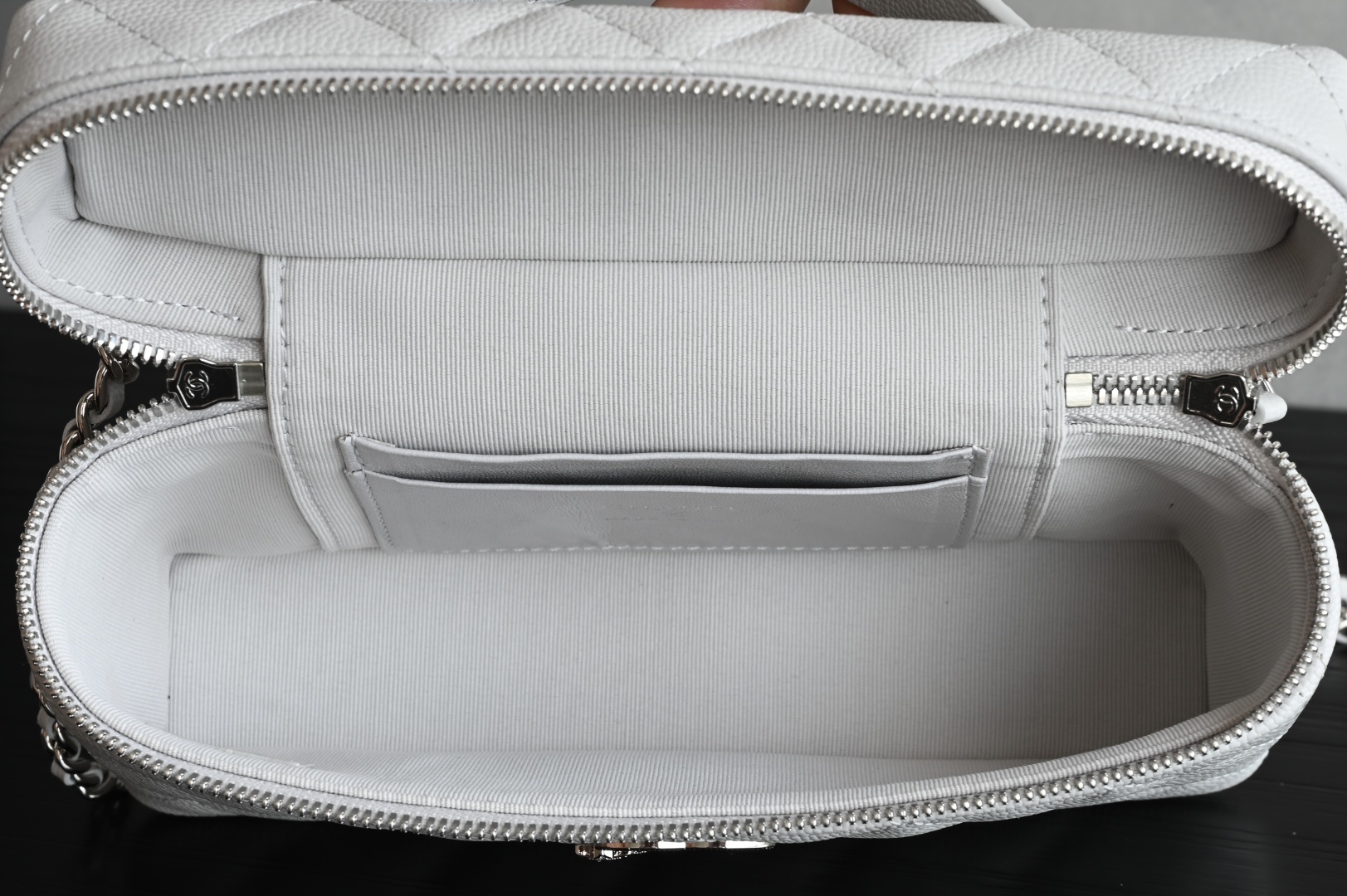 白金版▪️正品级 包装如图全新到货🆕𝗖𝗵𝗮𝗻𝗲𝟭 𝟮𝟱𝗕秋冬星星扣𝖫𝖯盒子包⭐️浅灰色专柜售价𝟤𝟩𝟢𝟢𝟢