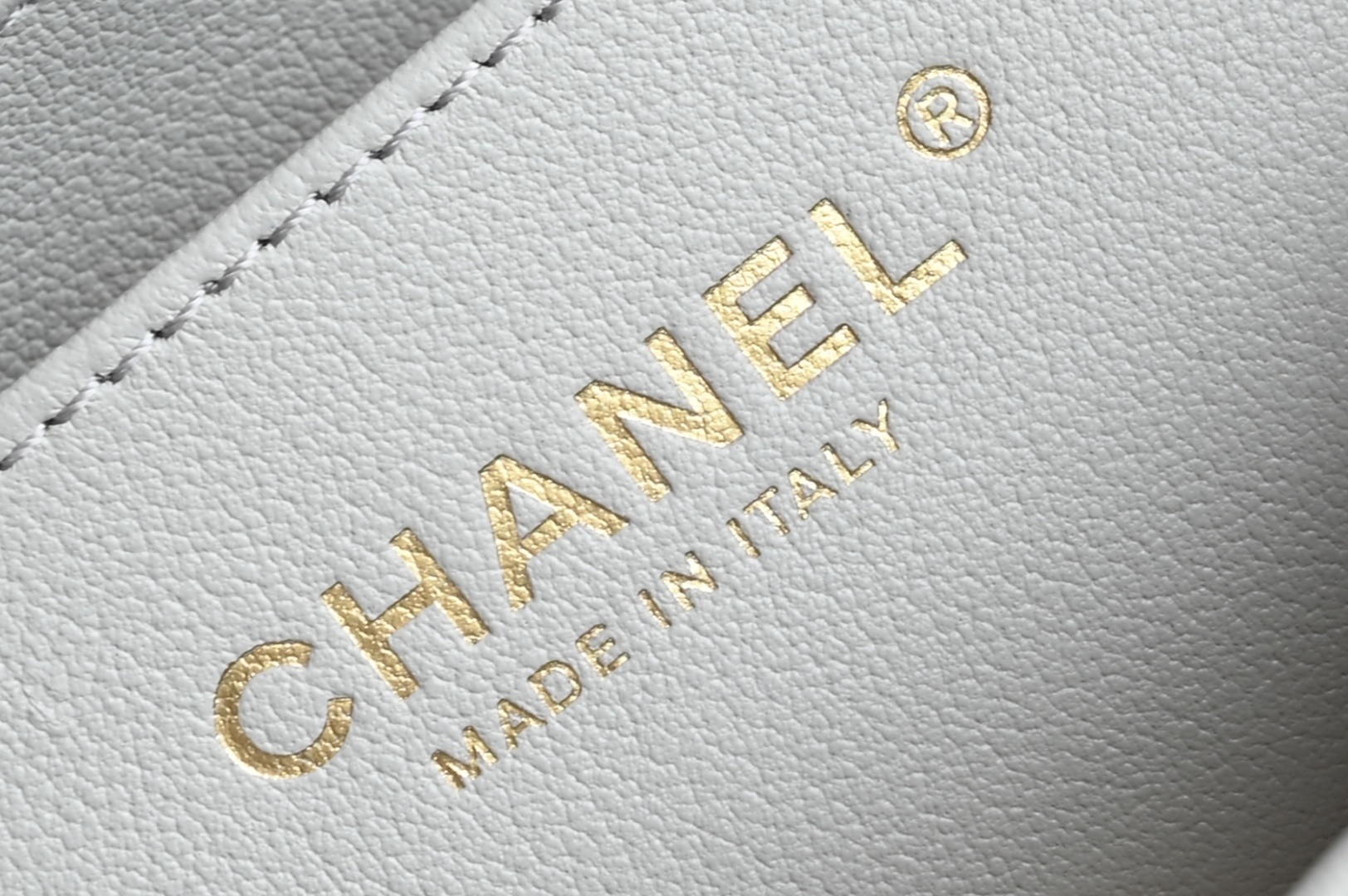 白金版▪️正品级 包装如图𝐂𝐡𝐚𝐧𝐞𝟏 𝟐𝟓𝐀新色现货 金球口盖包金球调节扣 大𝗆𝗂𝗇𝗂 浅灰色专柜售价