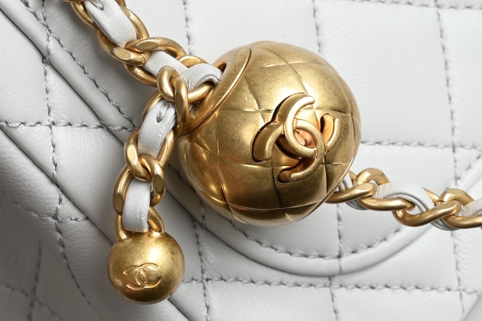 白金版▪️正品级 包装如图𝐂𝐡𝐚𝐧𝐞𝟏 𝟐𝟓𝐀新色现货 金球口盖包金球调节扣 大𝗆𝗂𝗇𝗂 浅灰色专柜售价