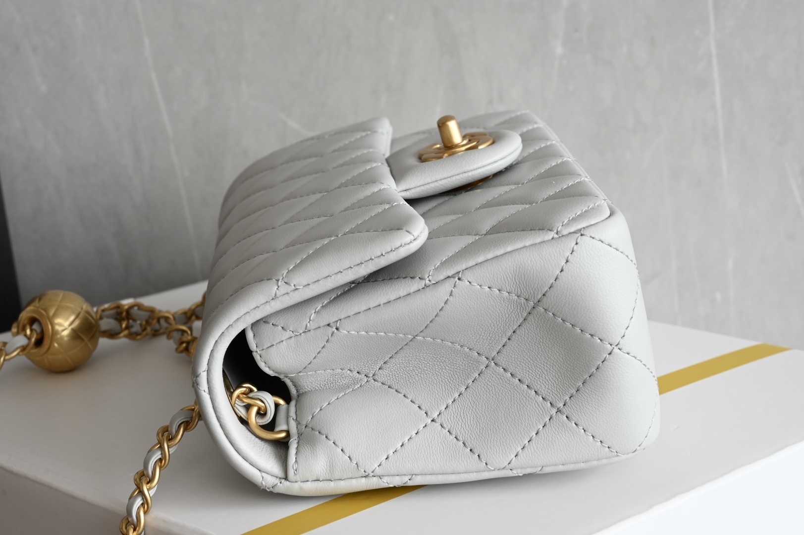 白金版▪️正品级 包装如图𝐂𝐡𝐚𝐧𝐞𝟏 𝟐𝟓𝐀新色现货 金球口盖包金球调节扣 大𝗆𝗂𝗇𝗂 浅灰色专柜售价