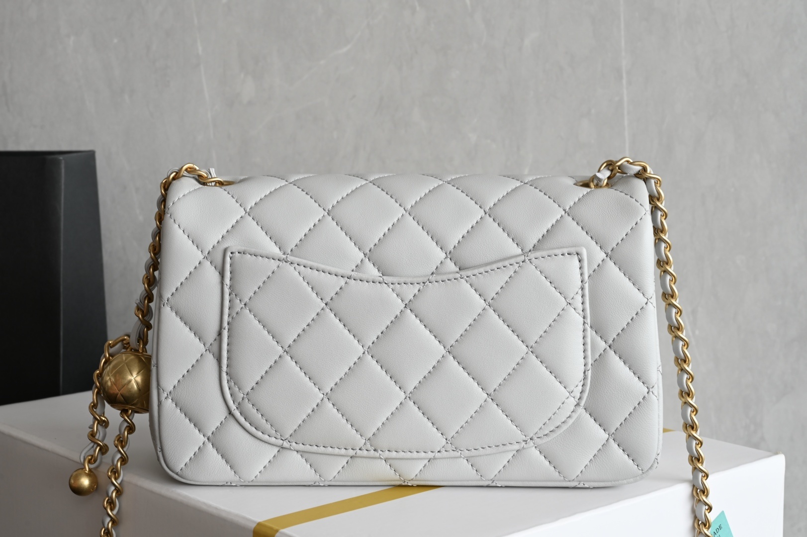 白金版▪️正品级 包装如图𝐂𝐡𝐚𝐧𝐞𝟏 𝟐𝟓𝐀新色现货 金球口盖包金球调节扣 大𝗆𝗂𝗇𝗂 浅灰色专柜售价