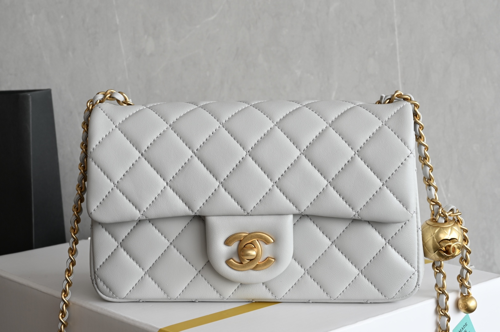 白金版▪️正品级 包装如图𝐂𝐡𝐚𝐧𝐞𝟏 𝟐𝟓𝐀新色现货 金球口盖包金球调节扣 大𝗆𝗂𝗇𝗂 浅灰色专柜售价