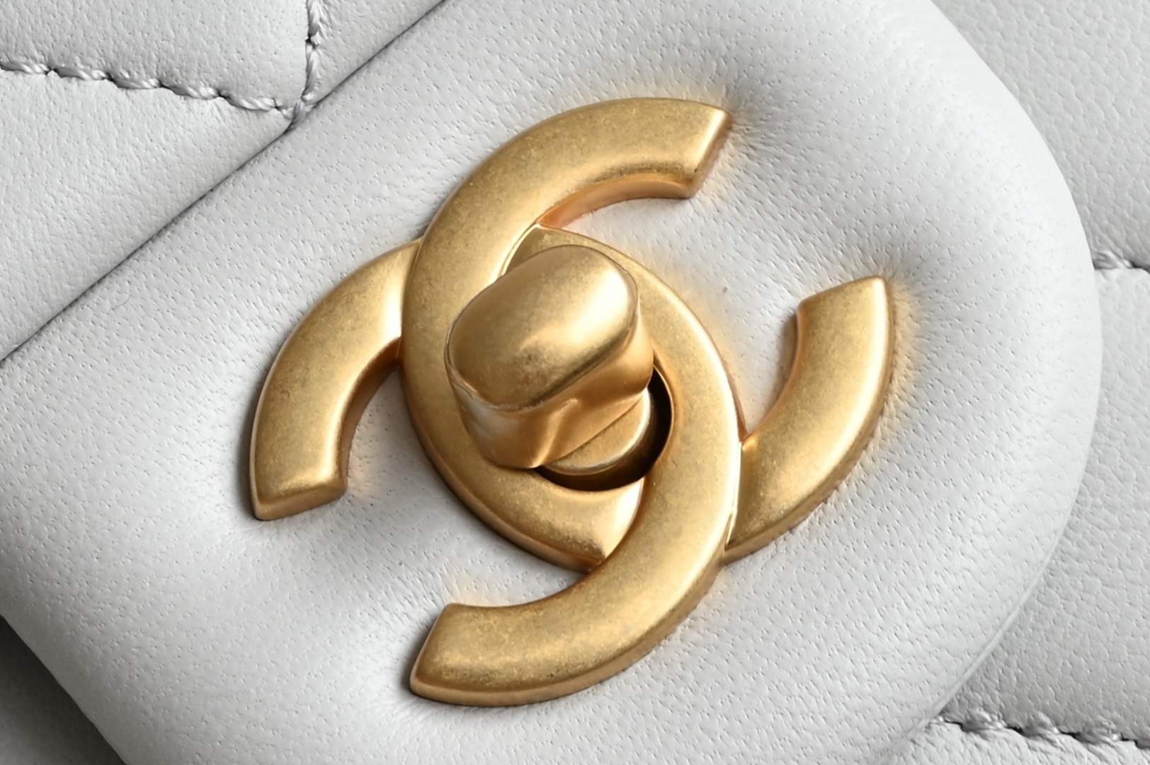 白金版▪️正品级 包装如图𝐂𝐡𝐚𝐧𝐞𝟏 𝟐𝟓𝐀新色现货 金球口盖包金球调节扣 大𝗆𝗂𝗇𝗂 浅灰色专柜售价