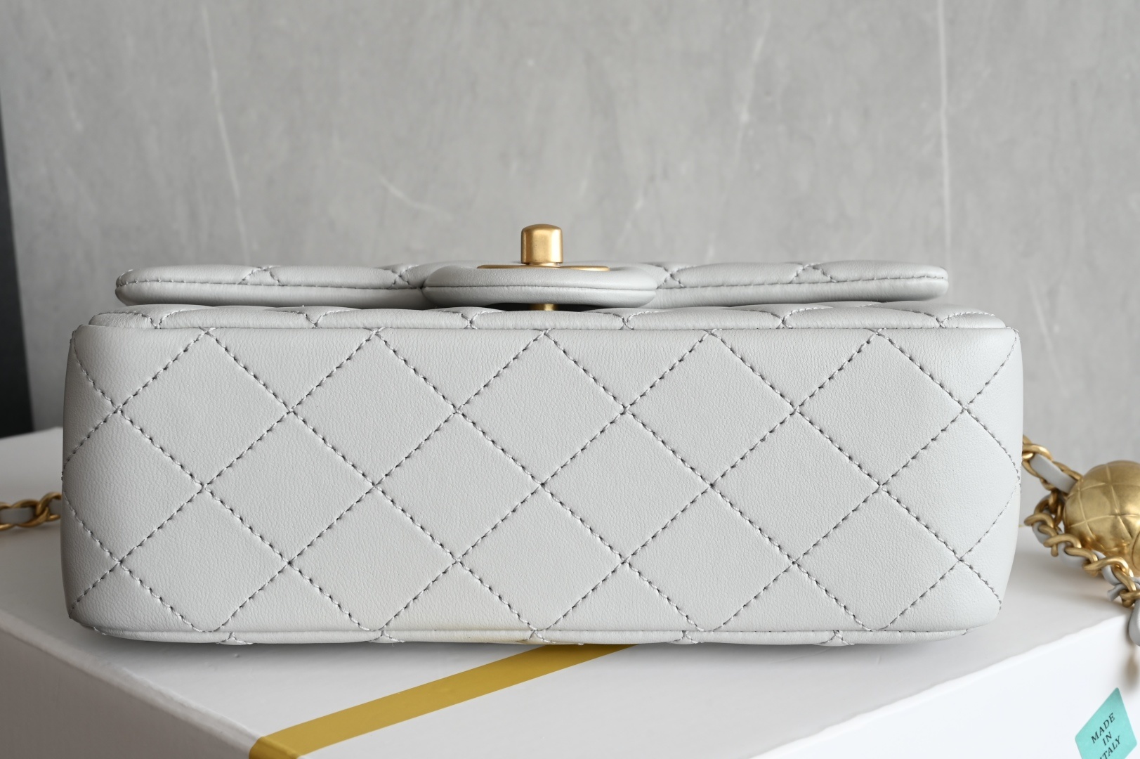 白金版▪️正品级 包装如图𝐂𝐡𝐚𝐧𝐞𝟏 𝟐𝟓𝐀新色现货 金球口盖包金球调节扣 大𝗆𝗂𝗇𝗂 浅灰色专柜售价