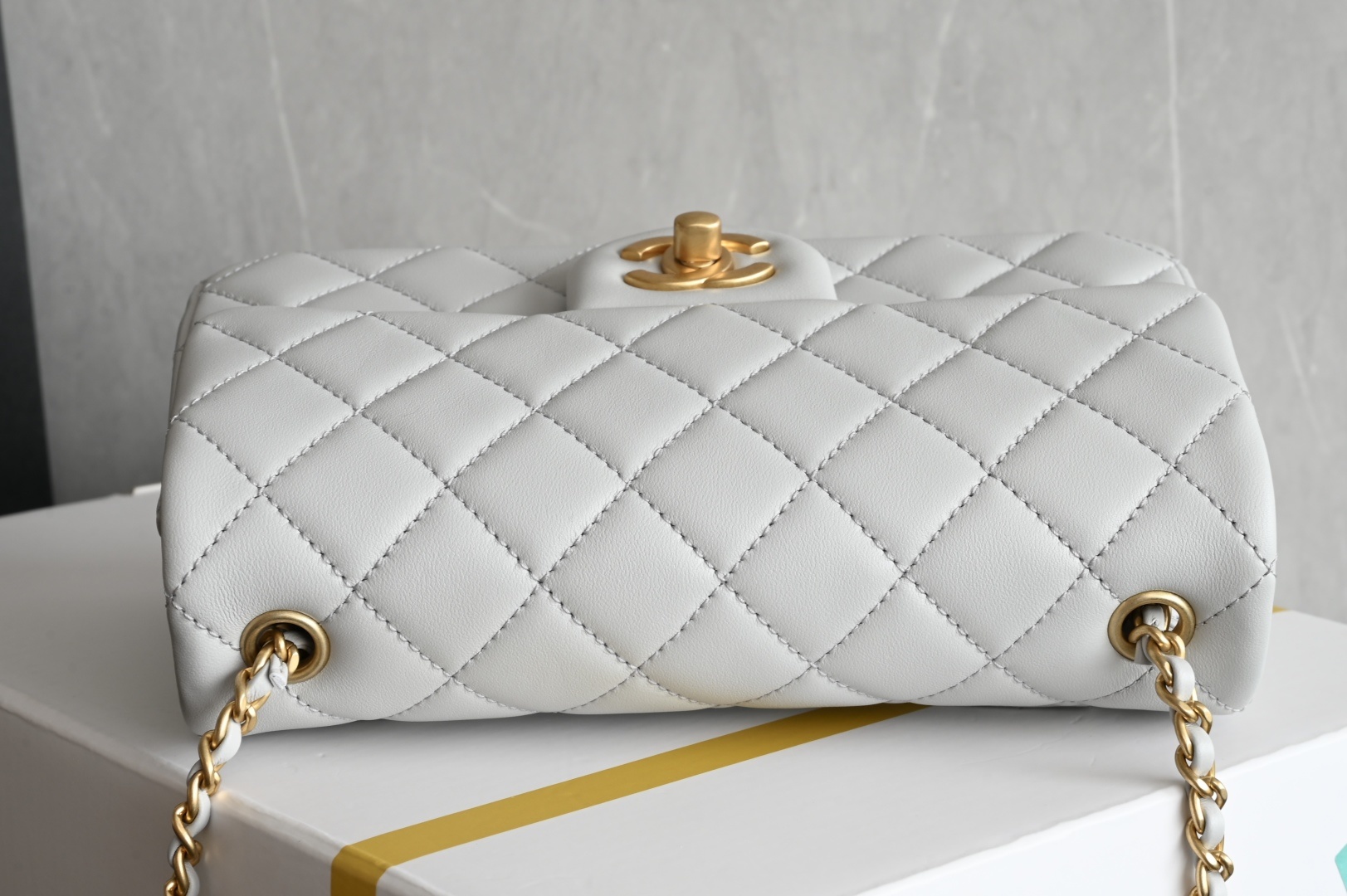 白金版▪️正品级 包装如图𝐂𝐡𝐚𝐧𝐞𝟏 𝟐𝟓𝐀新色现货 金球口盖包金球调节扣 大𝗆𝗂𝗇𝗂 浅灰色专柜售价