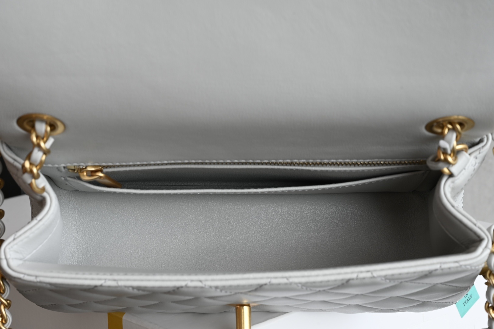 白金版▪️正品级 包装如图𝐂𝐡𝐚𝐧𝐞𝟏 𝟐𝟓𝐀新色现货 金球口盖包金球调节扣 大𝗆𝗂𝗇𝗂 浅灰色专柜售价