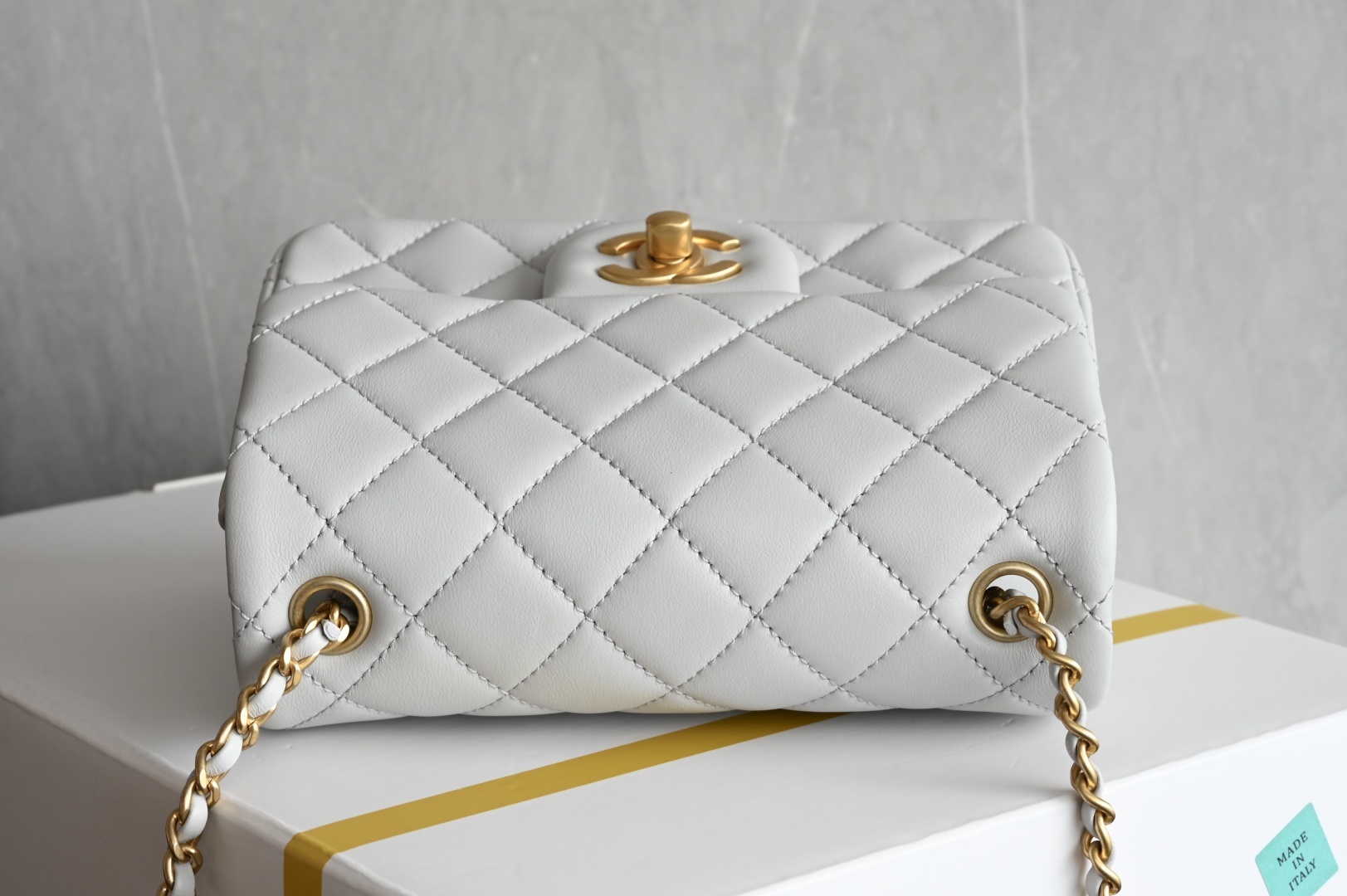 白金版▪️正品级 包装如图𝐂𝐡𝐚𝐧𝐞𝟏 𝟐𝟓𝐀新色现货 金球口盖包金球调节扣方胖子 浅灰色专柜售价𝟦𝟣𝟪