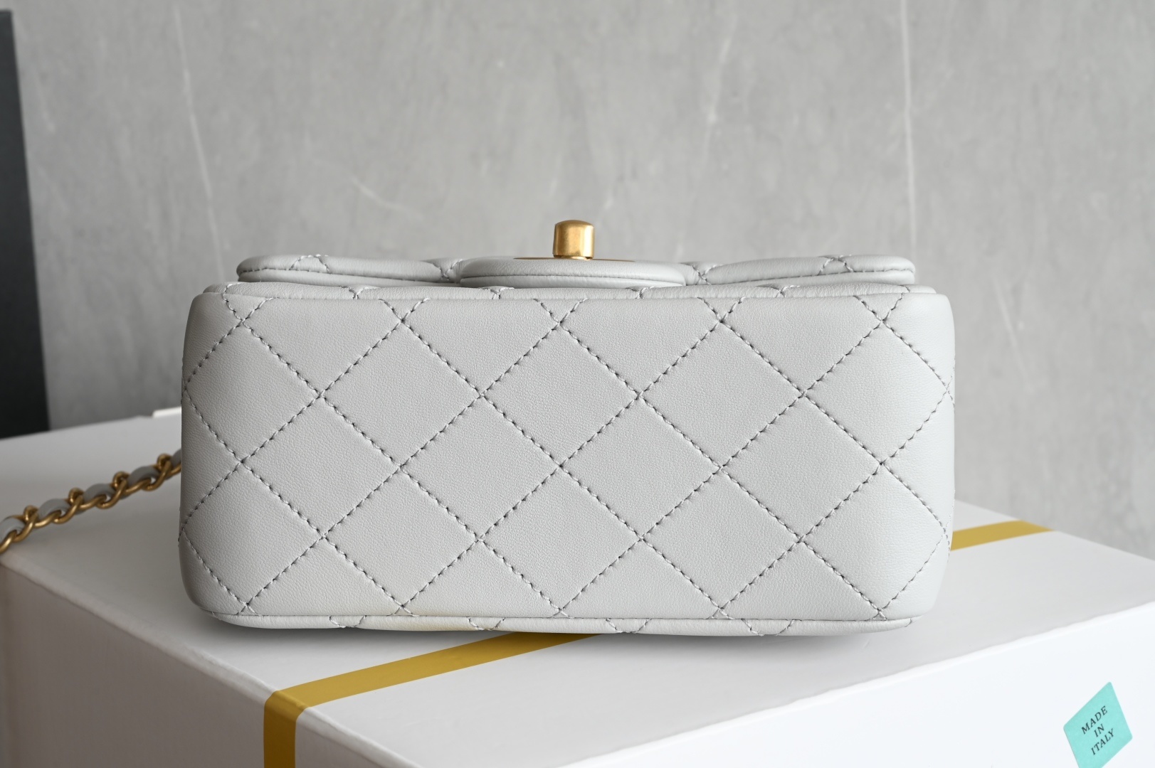 白金版▪️正品级 包装如图𝐂𝐡𝐚𝐧𝐞𝟏 𝟐𝟓𝐀新色现货 金球口盖包金球调节扣方胖子 浅灰色专柜售价𝟦𝟣𝟪