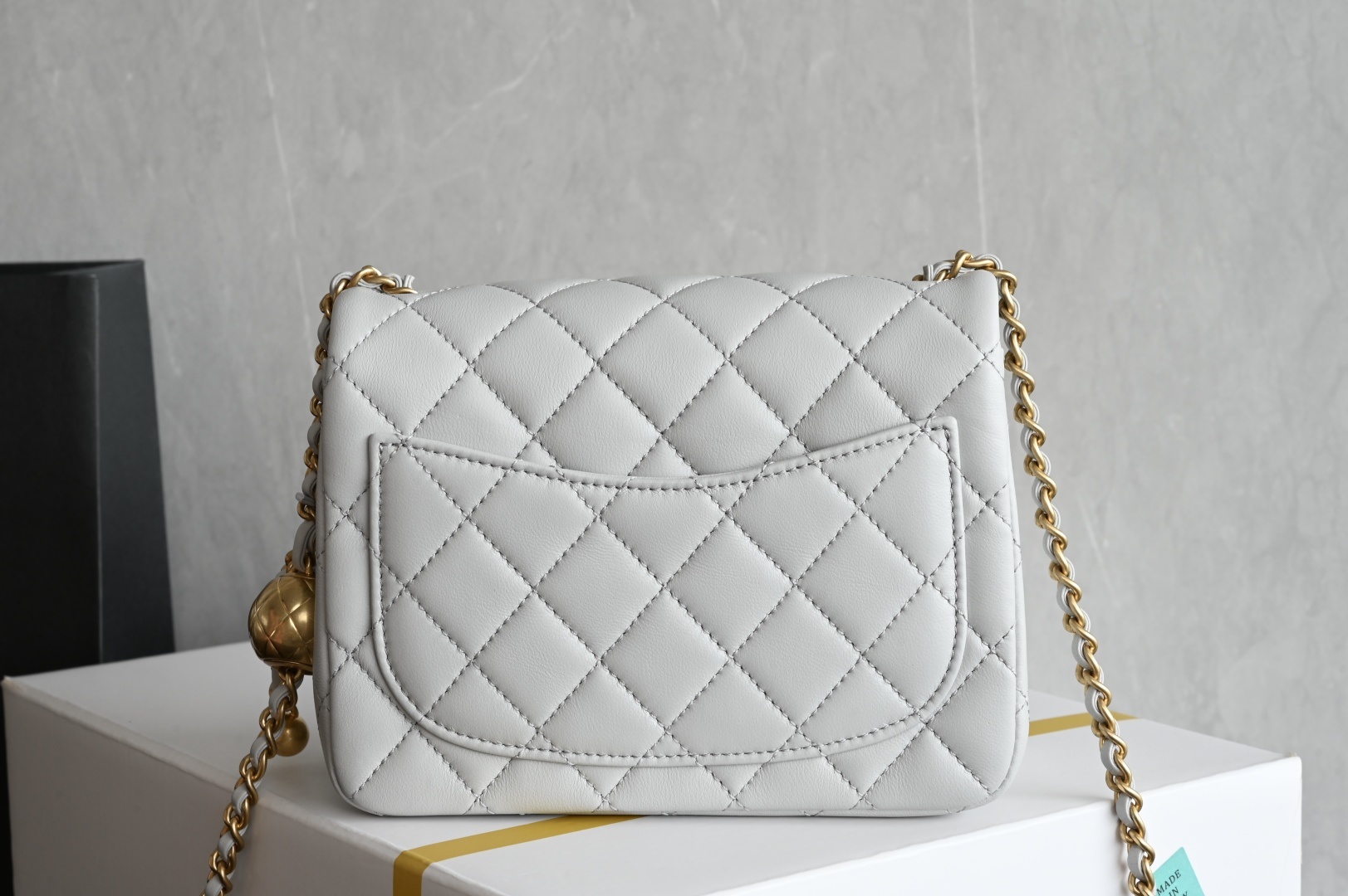 白金版▪️正品级 包装如图𝐂𝐡𝐚𝐧𝐞𝟏 𝟐𝟓𝐀新色现货 金球口盖包金球调节扣方胖子 浅灰色专柜售价𝟦𝟣𝟪