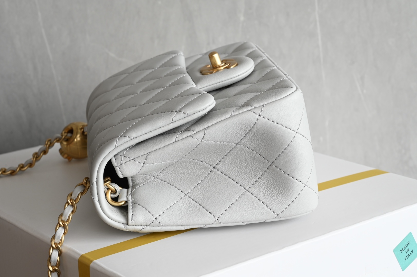 白金版▪️正品级 包装如图𝐂𝐡𝐚𝐧𝐞𝟏 𝟐𝟓𝐀新色现货 金球口盖包金球调节扣方胖子 浅灰色专柜售价𝟦𝟣𝟪