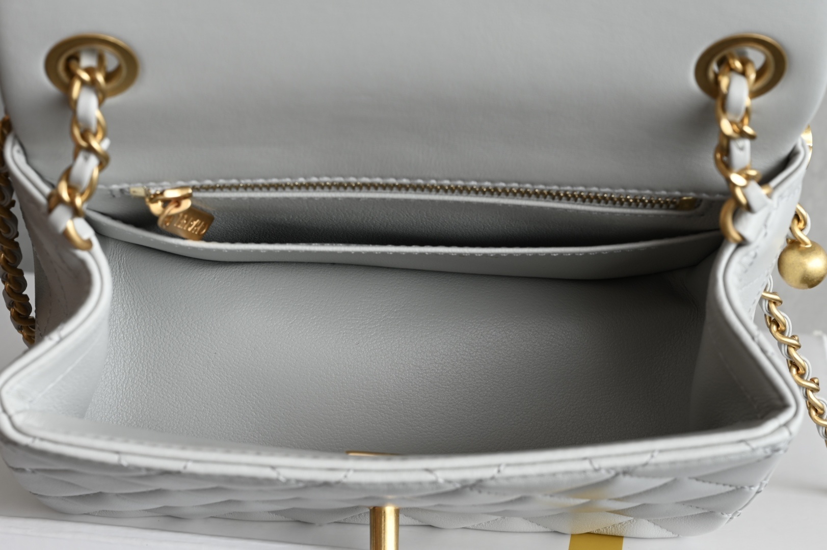 白金版▪️正品级 包装如图𝐂𝐡𝐚𝐧𝐞𝟏 𝟐𝟓𝐀新色现货 金球口盖包金球调节扣方胖子 浅灰色专柜售价𝟦𝟣𝟪