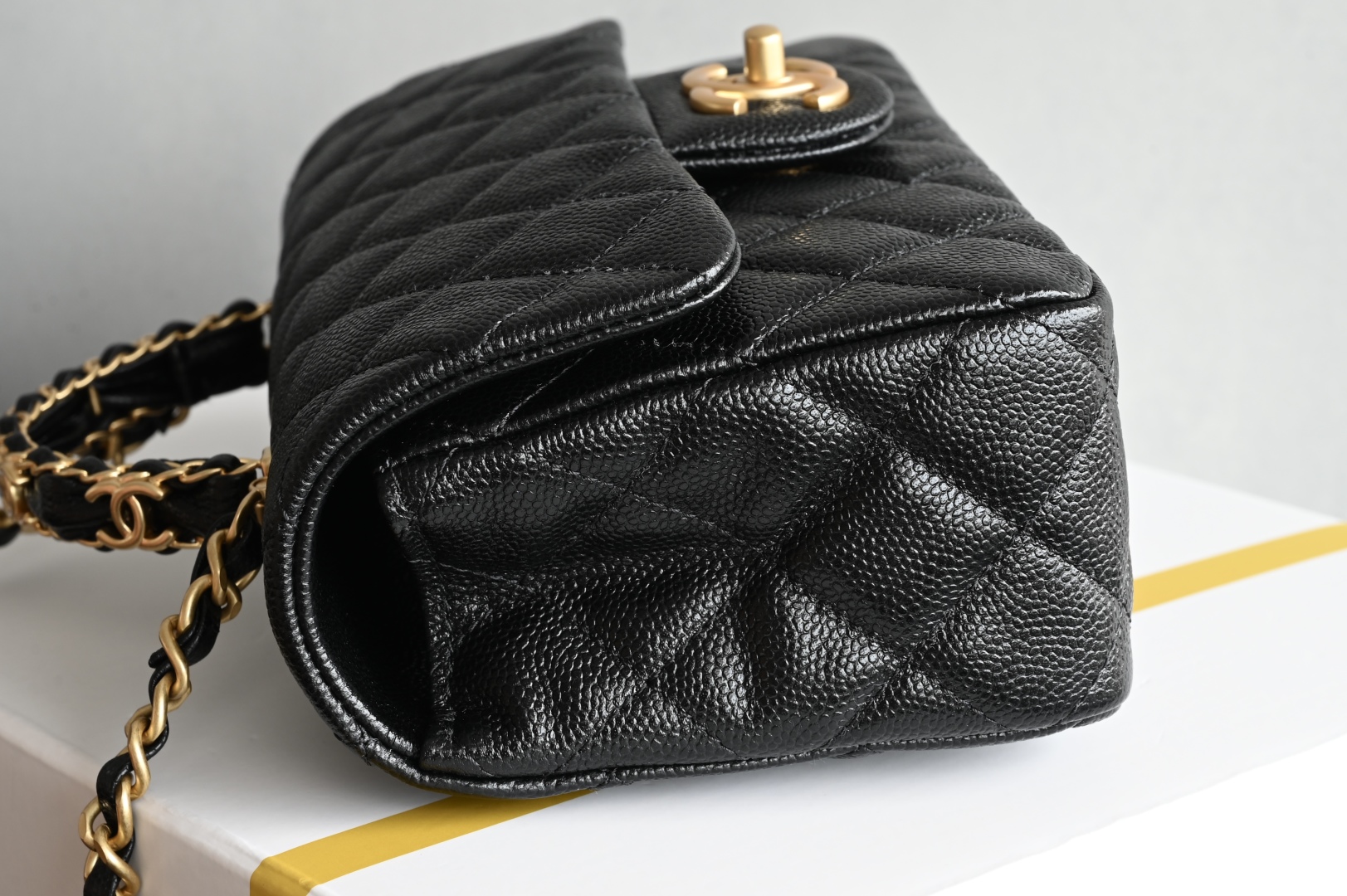 白金版▪️正品级 包装如图全新到货🆕𝗖𝗛𝗔𝗡𝗘𝗟 𝟮𝟱𝐁荔枝纹双𝗖手柄大𝗺𝗶𝗻𝗶专柜售价𝟧𝟣𝟧𝟢𝟢𝗋𝗆𝖻